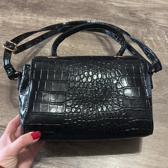 Elegant Black Croc-Embossed Shoulder Bag - Picture 3 of 5